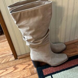 Women Suede Boots size 7 beige New. Heels